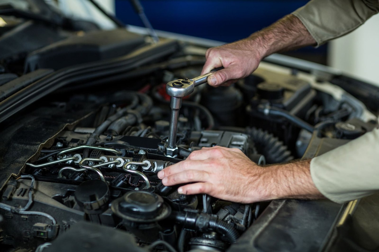 Arbeit am Motor mit Ratsche