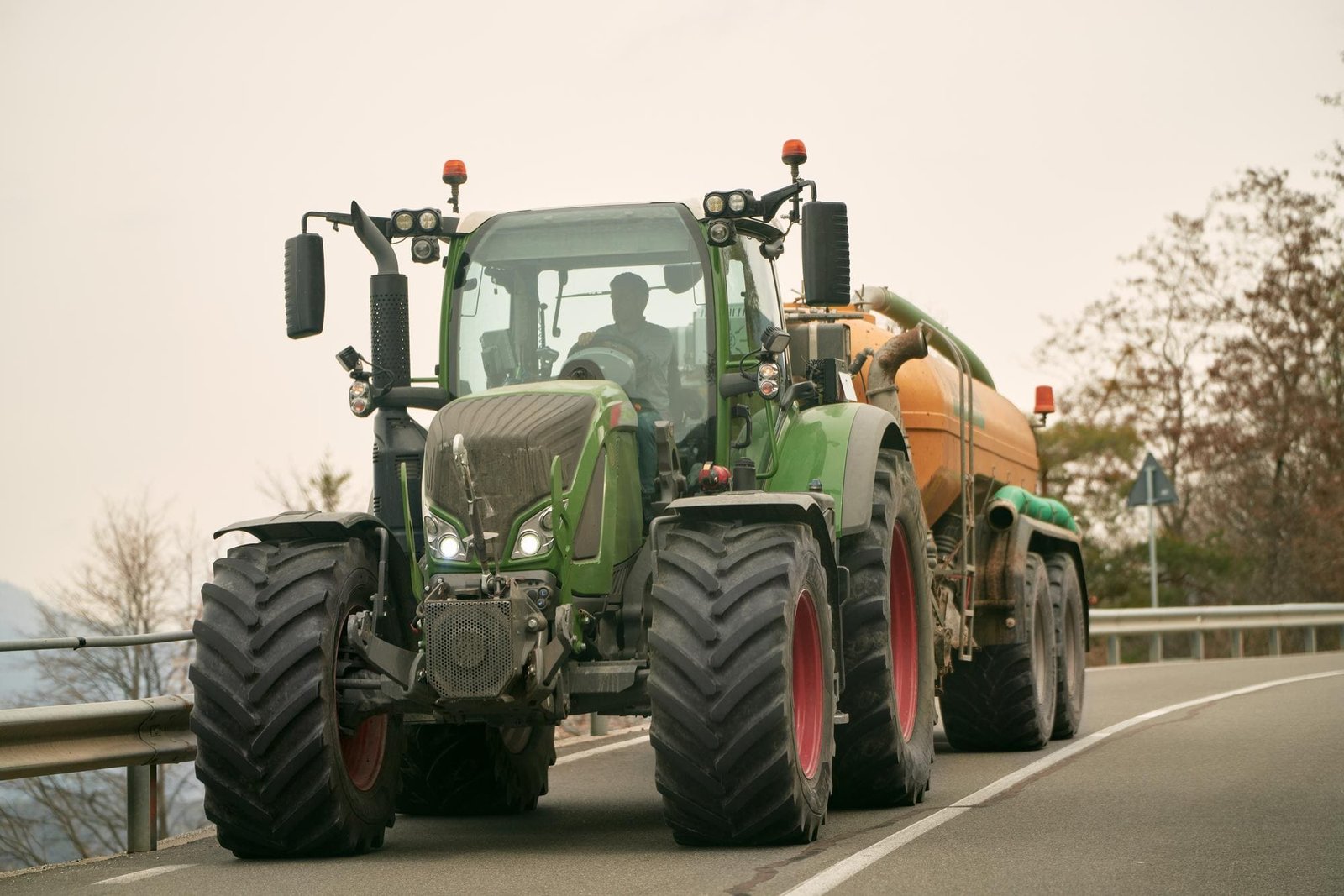 Traktor mit Anhänger auf der Straße