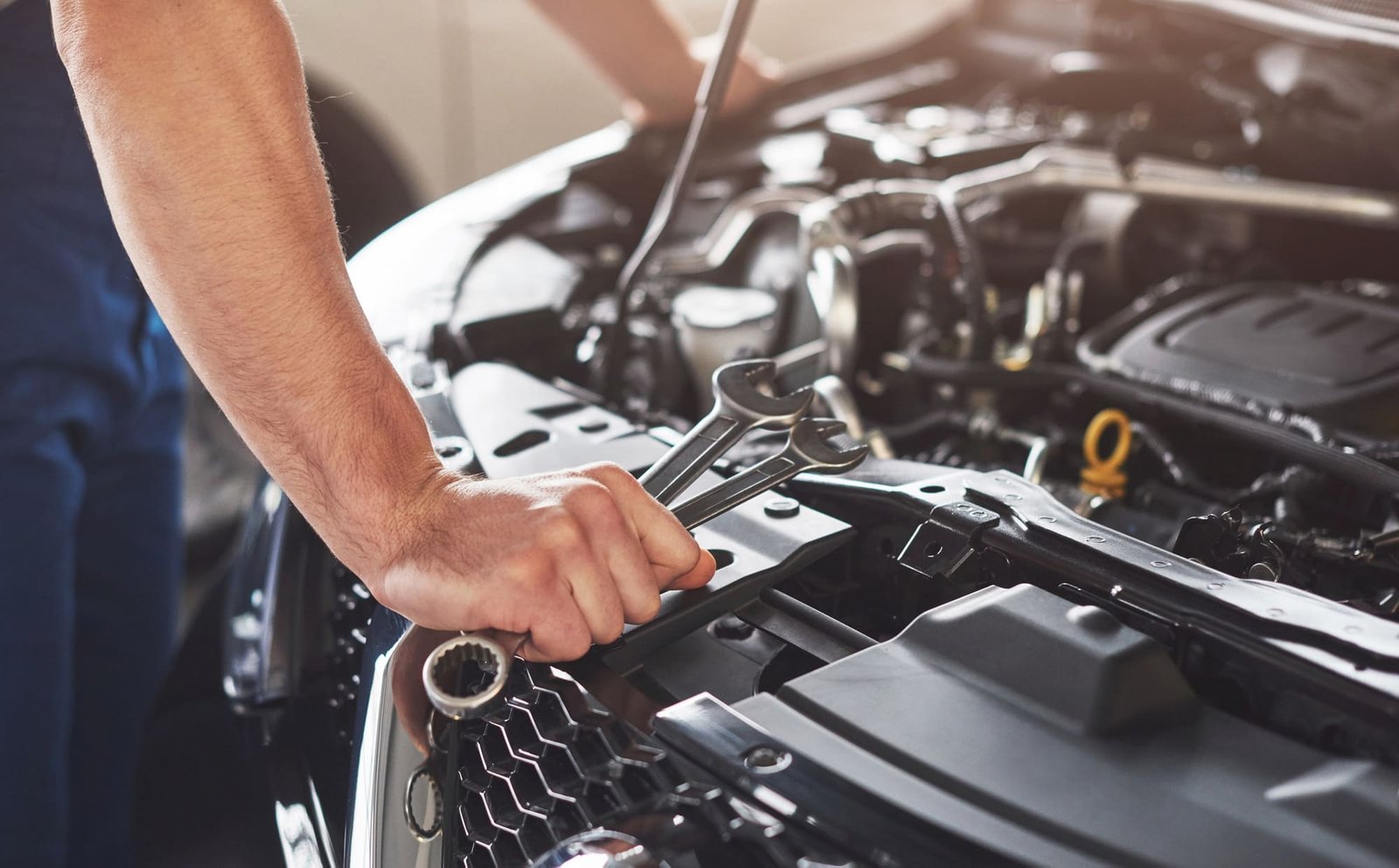 Mechaniker repariert einen Motor